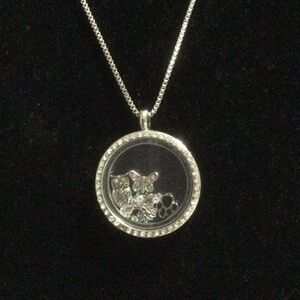 Elegant Silver Pendant Necklace